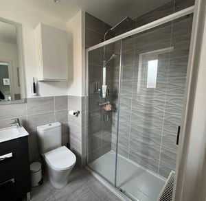 Master En-suite- click for photo gallery